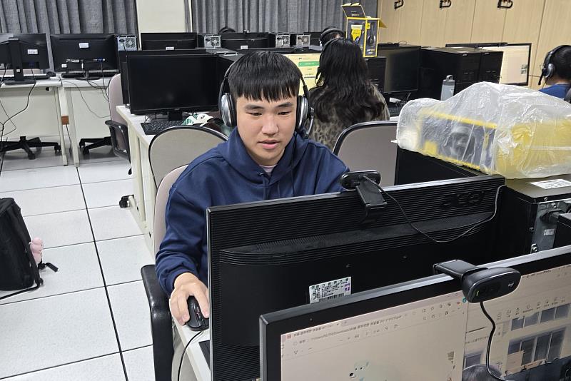 南大大學伴謝車封分享，身為非師資生，透過數位學伴計畫累積教學經驗，也強化與人合作與溝通的能力。