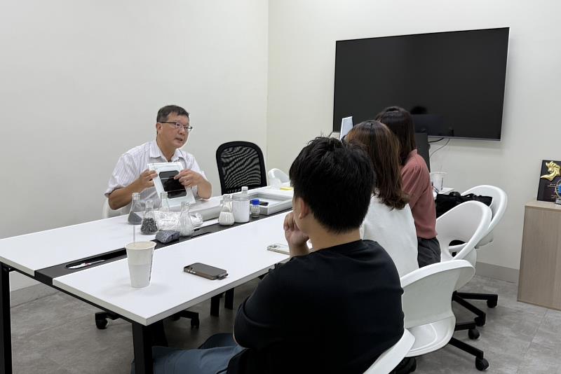 南大太陽能電池中心傅耀賢主任於專訪中說明太陽能模組回收與再利用概念，透過科普方式深化社會對再生能源的理解。