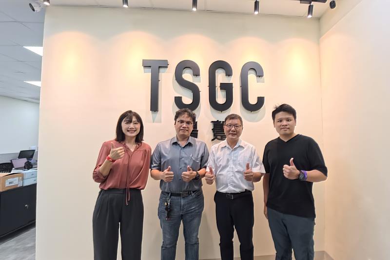 南大太陽能循環經濟聯盟攜手產業夥伴，實地走入回收設備製作現場，拍攝太陽能模組自動化拆解流程。