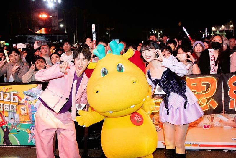 台灣阿龍與30萬民眾跨年同歡，魅力席捲「雄嗨趴」、現場尖叫聲不斷。／台灣人壽提供