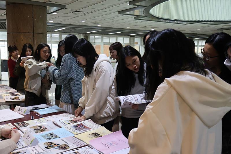 南大幼教系分享會現場互動熱絡，學長姊分享實習甘苦談，與學弟妹交流幼教現場的真實情境。