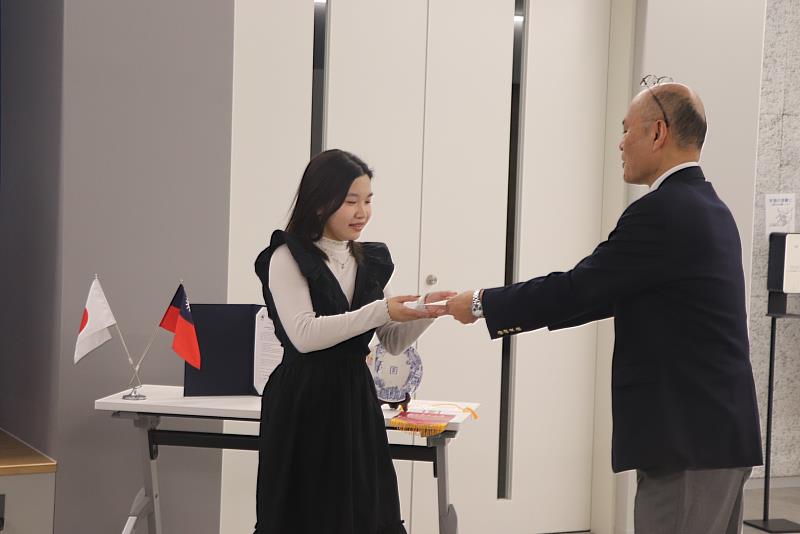 南大行管系學生完成交流課程後出席結業儀式，獲頒結業證書，為此次赴日學習歷程留下重要紀錄。