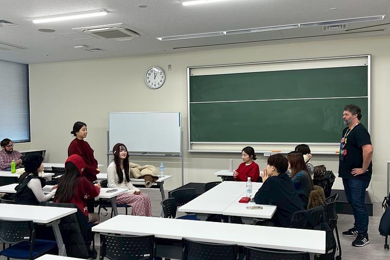 南大行管系學生參與小松大學第3天課程「日本社會論」，從課堂討論中深入理解日本社會文化脈絡。