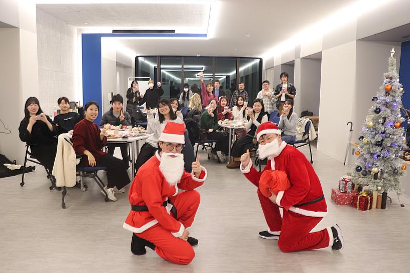 南大行管系交流團與小松大學學生於聖誕餐會中互動交流，在輕鬆氛圍中深化跨文化友誼。