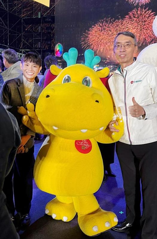 羽球天后戴資穎（左起）、台灣阿龍與台灣人壽謝壯堃資深副總經理，一起嗨翻高雄跨年夜。／台灣人壽提供