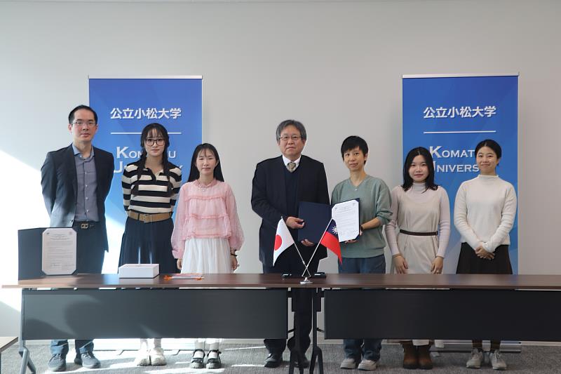 南大行管系李芸蘋老師與日本公立小松大學院長完成交流協定簽署，為台日行政管理學術合作開啟新頁。