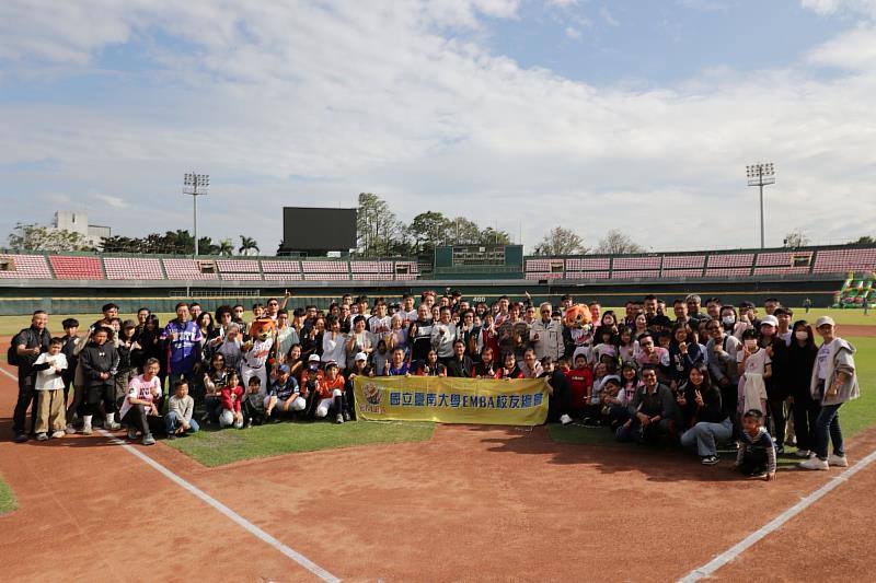 揮棒凝聚情誼 南大EMBA家庭棒球日共度歡樂時光