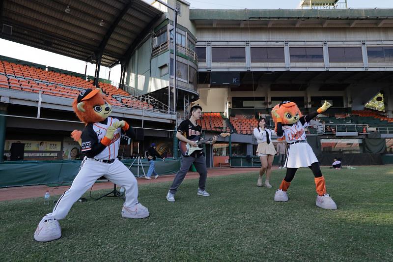 南大EMBA家庭棒球日安排精彩演出，音樂與掌聲為球場注入滿滿活力。