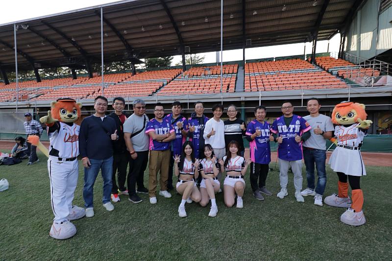 南大EMBA壘球隊齊聚球場，以運動精神展現團隊默契與凝聚力。