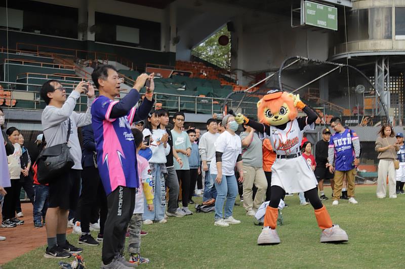 南大EMBA家庭棒球日現場氣氛熱絡，帶動跳炒熱全場，大小朋友一同參與。