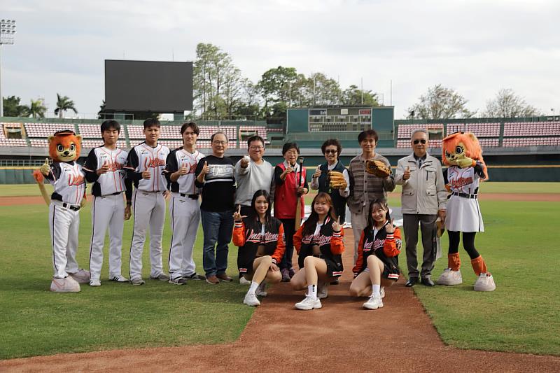 南大師長與臺南市政府副市長齊聚，共同參與南大EMBA家庭棒球日盛會。