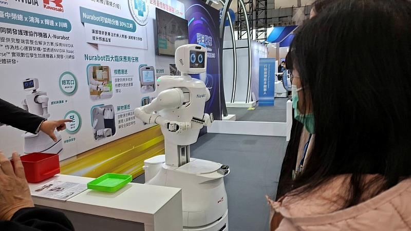 學生近距離觀察台中榮民總醫院展出之護理協作機器人（Nurabot），了解其臨床應用與操作方式。