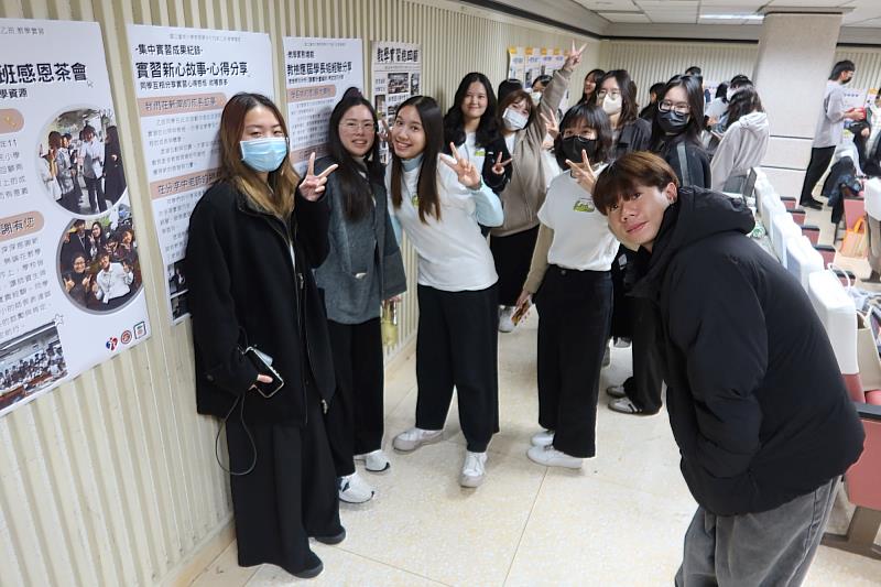 南大教育學系115級大四師資生於教學實習成果聯展中相互交流，分享教學現場的實務經驗。