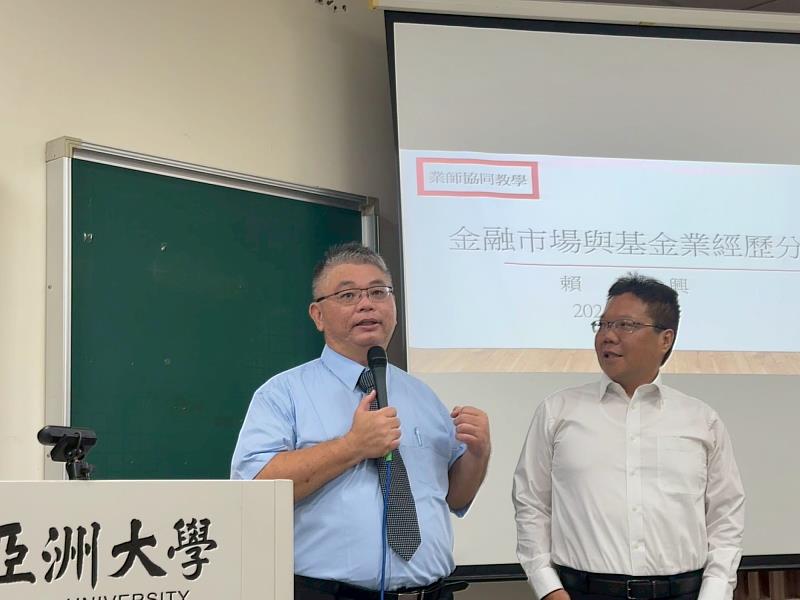 王癸元老師（左）邀請摩根投信前執行董事賴建興（左）蒞校演講。