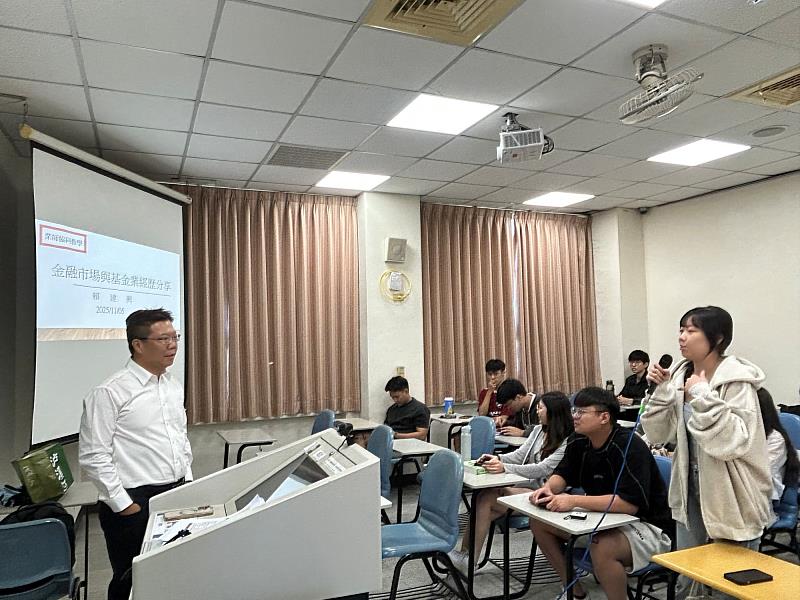 學生踴躍提問如何面對未來金融業的挑戰。