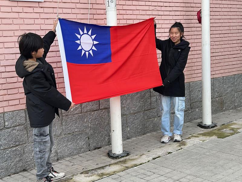 僑民子弟擔任升旗手。