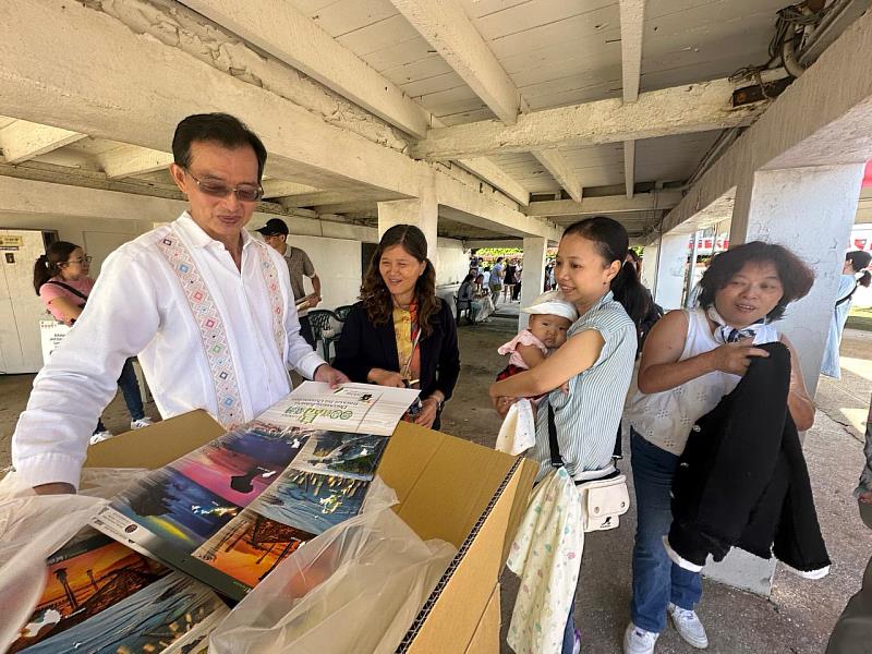 鄉親領取僑委會印製月曆