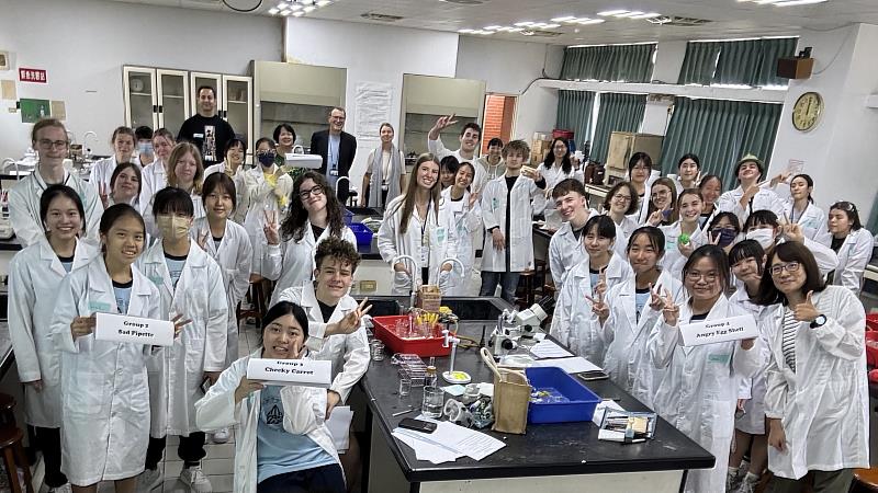 新竹女中跨國探究， 德國交換生與新竹女中學生共同參與酸鹼相關實驗，並練習利用 AI 工具協助文獻檢索與 CERR 論證撰寫。