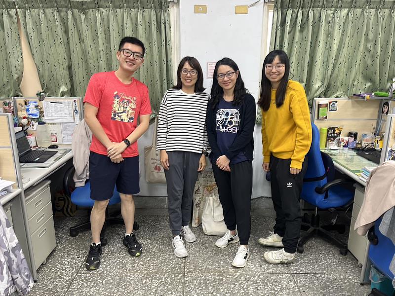 新竹女中四師共備，「酸與實驗很鹼單」教學團隊，結合AI引導學生進行雙語科學探究，展現跨學科共備成果。由左至右，郭俊廷、許庭嘉、王玉楓、盧作珩老師。