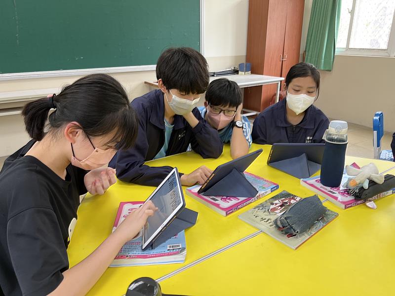 王靜鴻老師課堂，AI生成假新聞，學生分組辨識與討論。