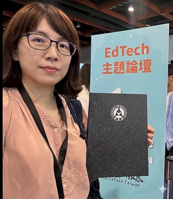 論壇分享，許庭嘉老師於臺灣教育科技展EdTech Taiwan主題論壇 現場分享特優教案，解說如何將 AI 轉化為學生探究實驗的教學歷程。