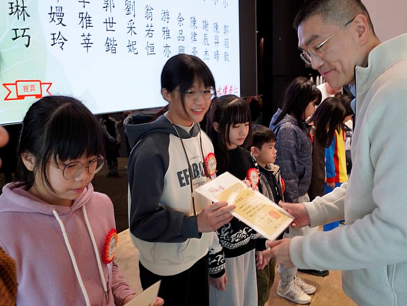 圖說2基隆市長謝國樑出席頒獎典禮為普仁小太陽加油打氣。（靈鷲山佛教教團提供）