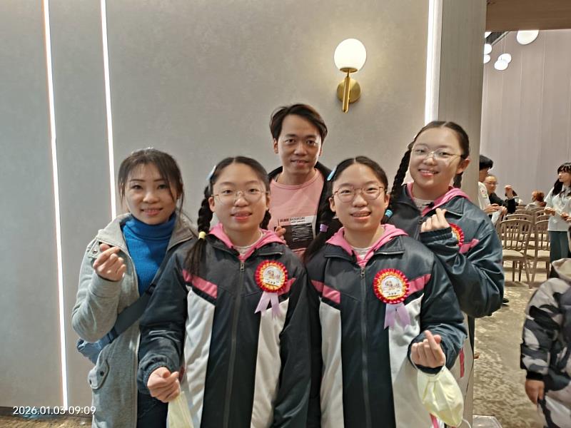 圖說5 小太陽琡旋與家人在普仁獎頒獎典禮現場開心合影。(圖片提供/靈鷲山佛教教團)