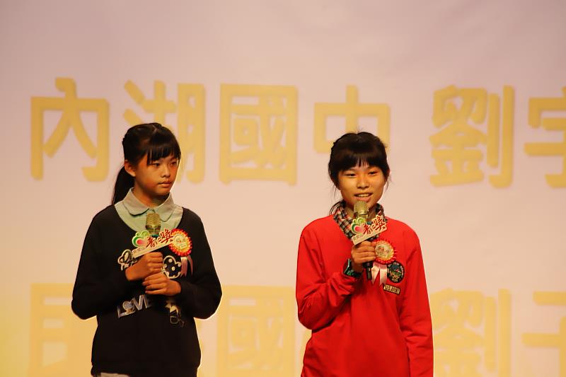 劉子瑜（左）、劉宇婕（右）這對貼心小姐妹，面對家中接連挫折巨變，仍能堅定意志，在校五育均衡發展，在家體貼親心，更樂於幫助他人。（圖由靈鷲山佛教教團提供）