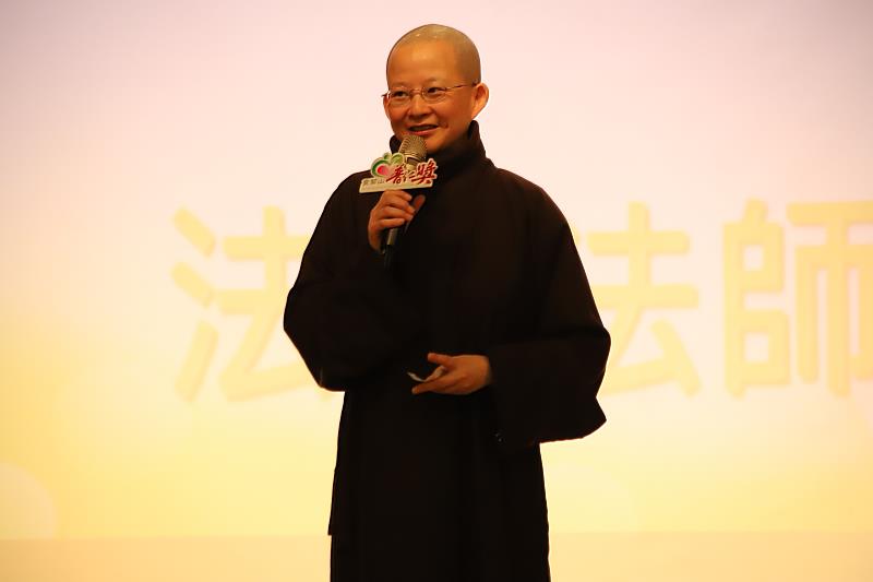 靈鷲山台北講堂監院法昂法師透過小故事裡的大啟示，為大眾開啟智慧之門。（圖由靈鷲山佛教教團提供）