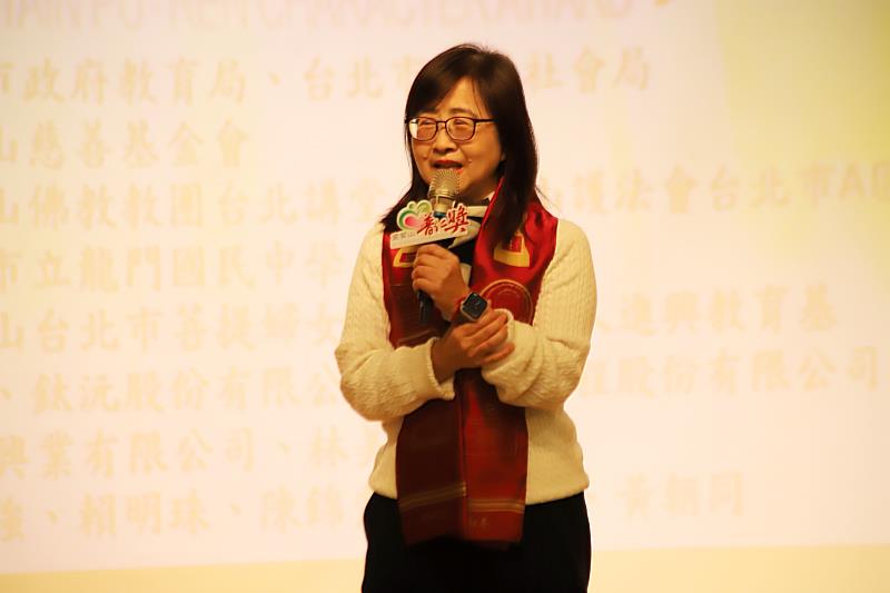 台北市副市長林奕華在致詞中，勉勵學子保持勇敢與韌性，迎向生命的挑戰。（圖由靈鷲山佛教教團提供）