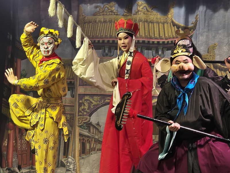 收冬戲台中場。