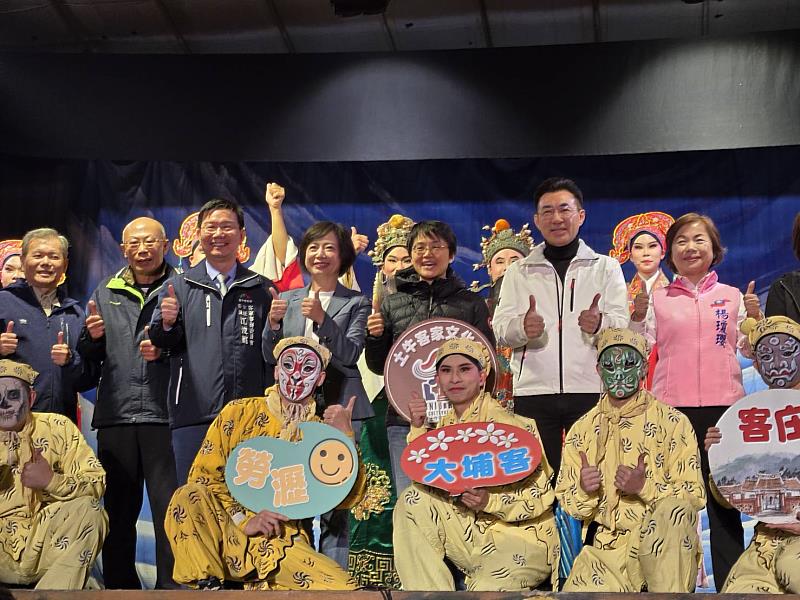 客委會主委古秀妃出席收冬戲台中場。
