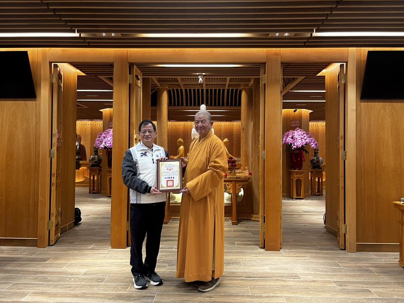 消防局局長陳崇岳致贈感謝狀予捐贈者樹林千霞山海明寺明光法師。
