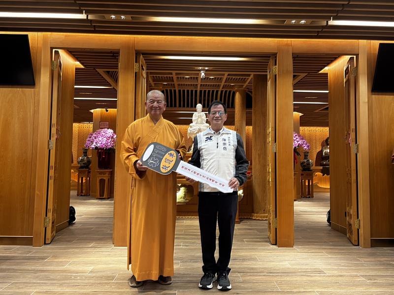 樹林千霞山海明寺捐贈新北市消防局1輛救護車。（右1：消防局局長陳崇岳，左1：明光法師）