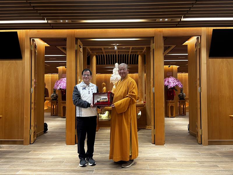 消防局回贈救護車模型。