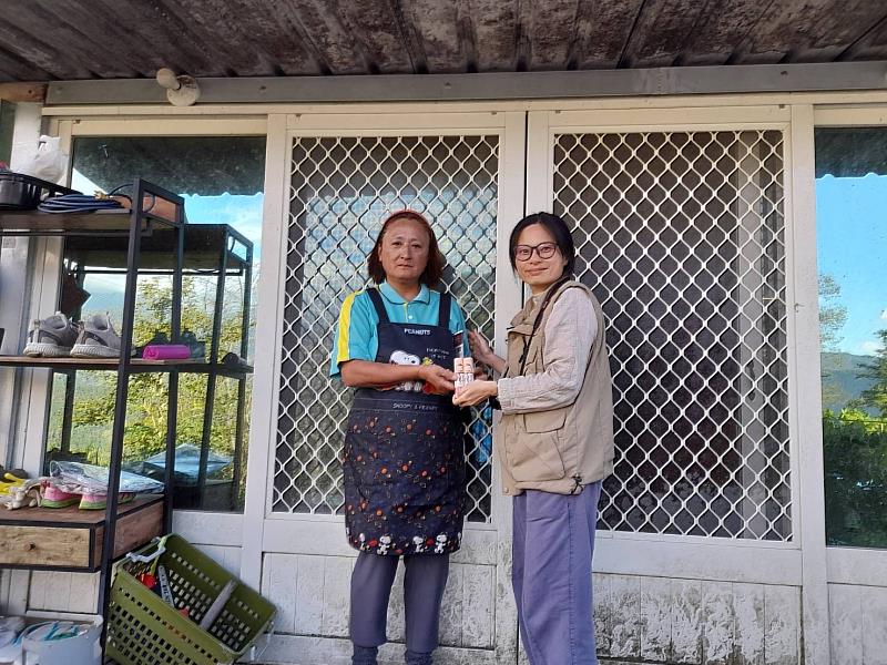 林業保育署嘉義分署向阿里山達邦村鄰近村民宣導人熊遭遇因應。