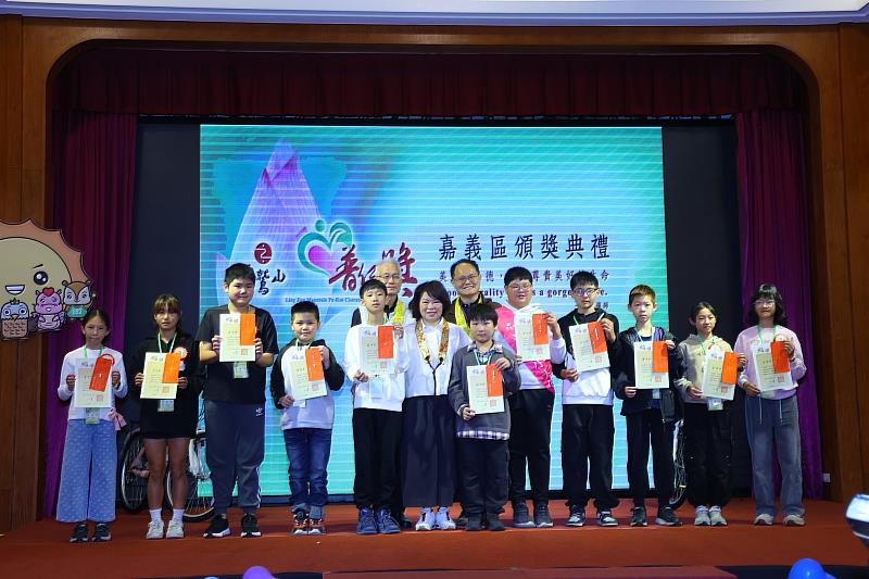 黃敏惠市長與獲普仁獎肯定的學子合影。