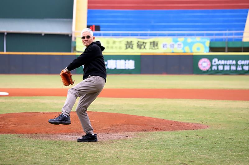 南華大學高俊雄校長受邀為大專盃棒球聯賽公開一級8強複賽開球。