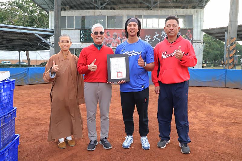 南華大學職棒校友陳鐿中（右2）捐贈10箱比賽用球回饋球隊，高俊雄校長（左2）致贈感謝狀。左1為南華大學駐校董事覺禹法師，右為蔡仲南總教練。
