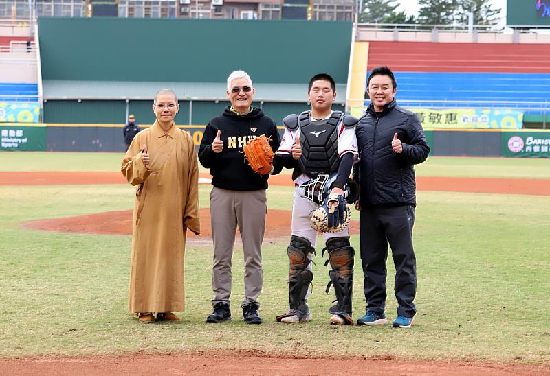 南華大學高俊雄校長（左2）受邀為大專盃棒球聯賽公開一級8強複賽開球，駐校董事覺禹法師（左1）與學務長暨體育長何應志（右1）也一同合影留念。