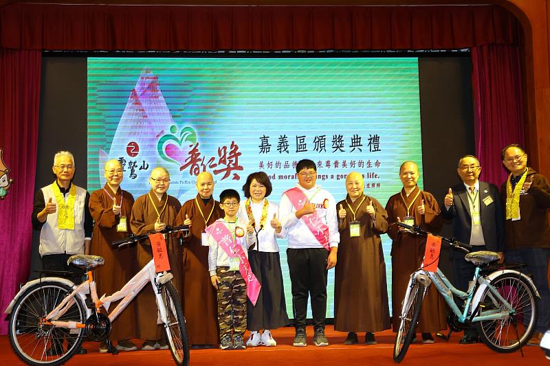 黃敏惠市長頒獎肯定入圍普仁獎全國獎的北園國小曾奕凱同學（右5）及育人國小王龍華同學。