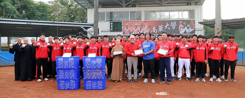 南華大學職棒校友陳鐿中（右2）捐贈10箱比賽用球回饋球隊，並與駐校董事覺禹法師（前排左1）、高俊雄校長（前排左2）、蔡仲南總教練（前排右1）及棒球隊學弟合影。