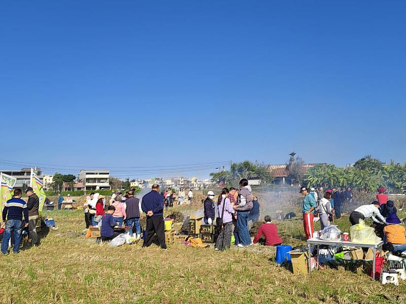 竹市後備憲兵荷松協會親子焢窯活動。