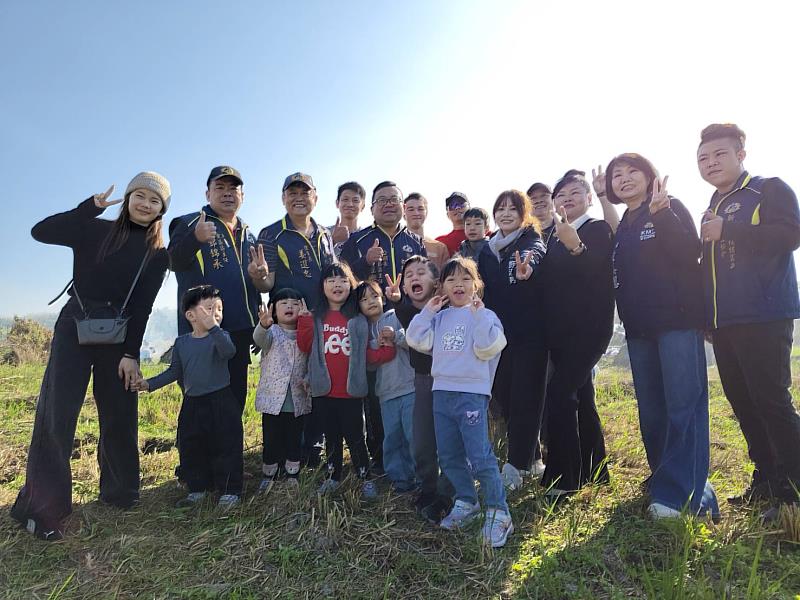 竹市後備憲兵荷松協會親子焢窯活動民政處長施淑婷代表出席與大家同樂。