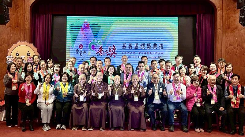 3、靈鷲山法師和教育第一線的師長們合影。（靈鷲山佛教教團提供）