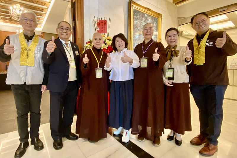 2、嘉義市長黃敏惠（中）親臨現場為小太陽加油打氣，鼓勵他們保持初心勇敢追夢。（靈鷲山佛教教團提供）