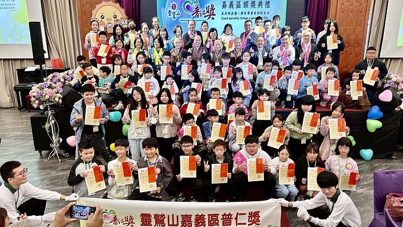 1、嘉義縣市60位獲獎的普仁小太陽,大家齊聚一堂見證孩子的榮耀與喜悅。(靈鷲山佛教教團提供)