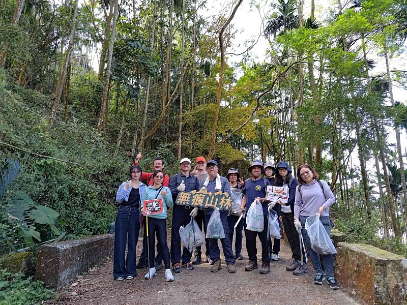 淨山沿途同時向登山民眾宣導無痕山林，傳遞正確山林使用觀念。