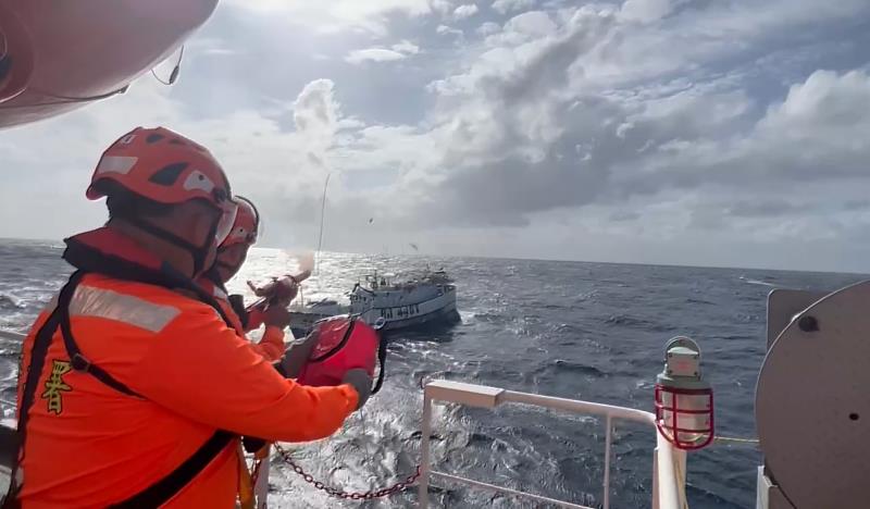 屏東琉球籍漁船百浬外失去動力 海巡雲林艦驚濤駭浪下5天4夜救援返台