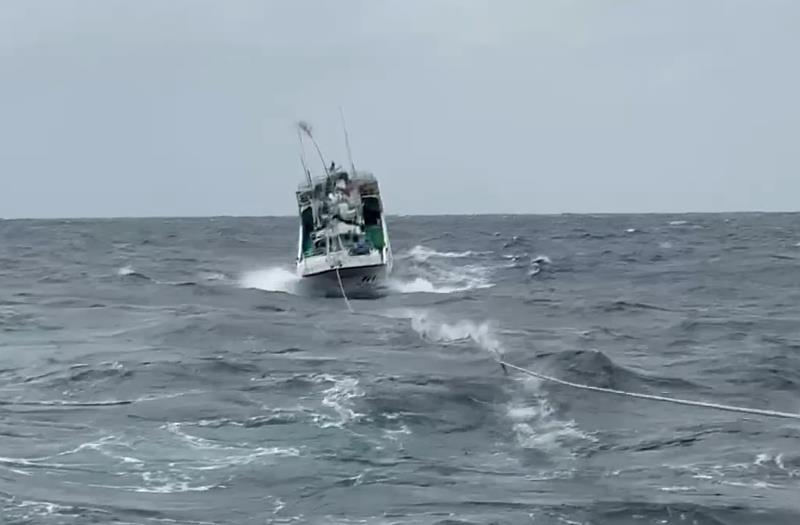 雲林艦惡劣海象中拖帶「明」船。